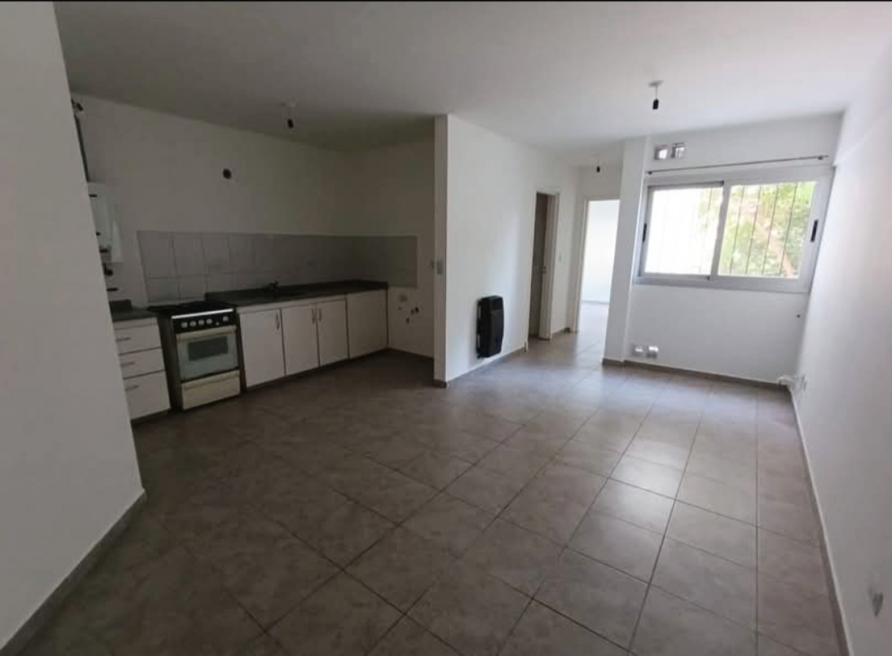 Vendo dpt 1d, 1er piso x escalera. Cupani