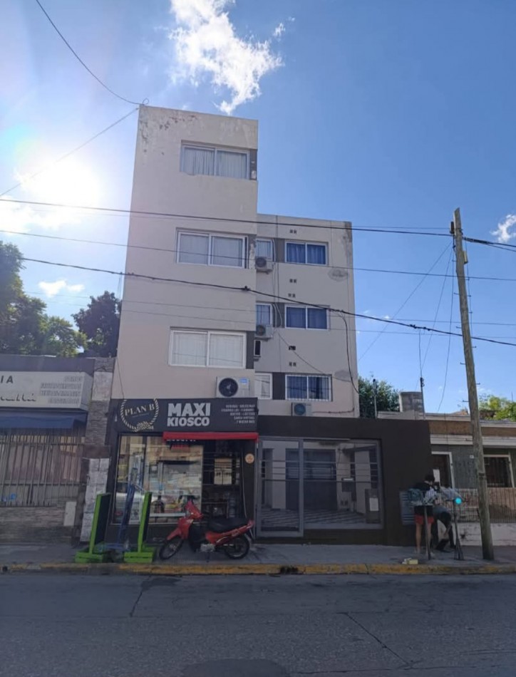 Vendo dpt 1d, 1er piso x escalera. Cupani