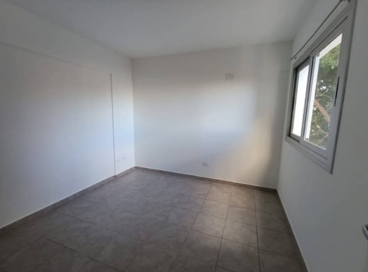 Vendo dpt 1d, 1er piso x escalera. Cupani