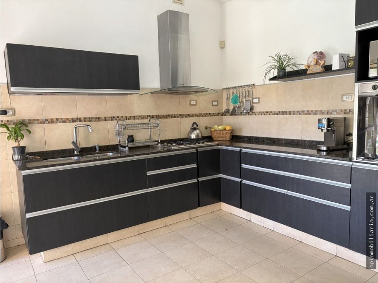 VENTA CASA 3 DORMITORIOS EN BARRIO LOS MANANTIALES C. PAZ