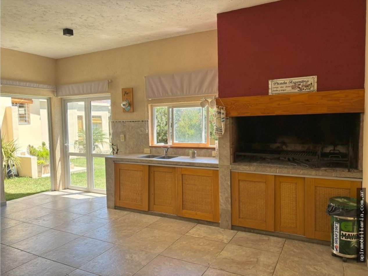 VENTA CASA 3 DORMITORIOS EN BARRIO LOS MANANTIALES C. PAZ