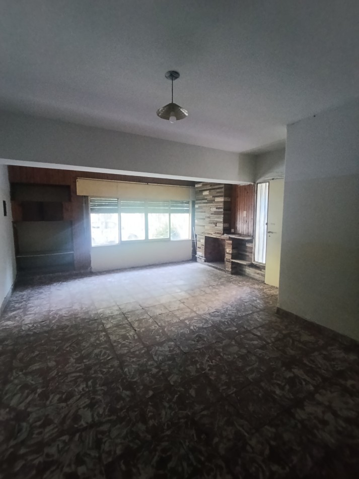 Amplia propiedad Res. Velez Sarsfield de 3d, Av principal