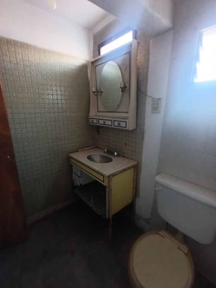 Amplia propiedad Res. Velez Sarsfield de 3d, Av principal