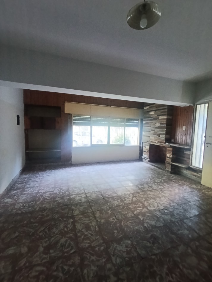 Amplia propiedad Res. Velez Sarsfield de 3d, Av principal