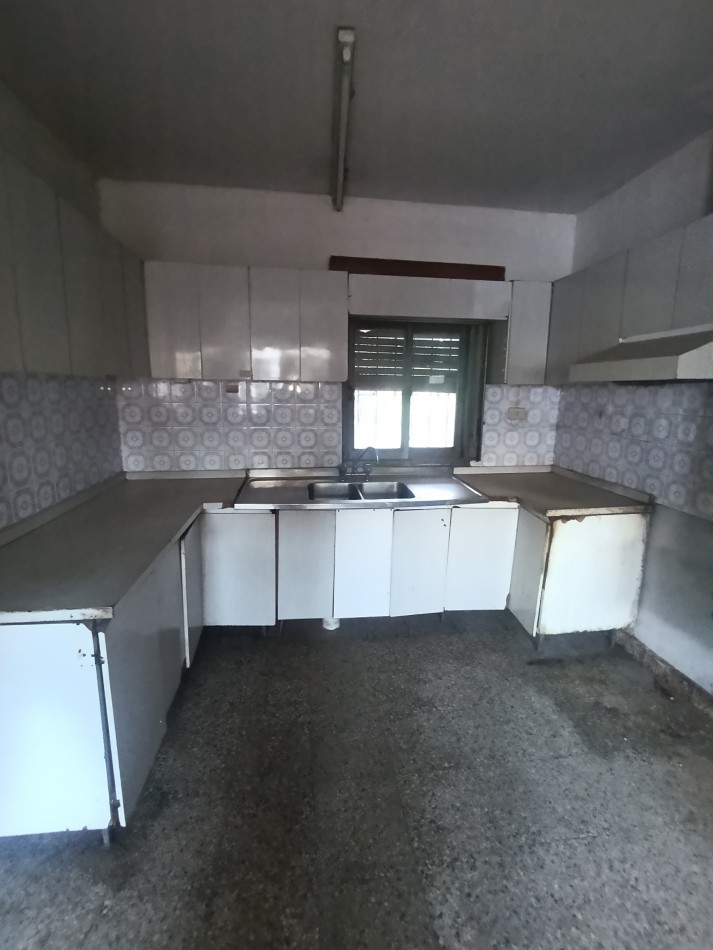 Amplia propiedad Res. Velez Sarsfield de 3d, Av principal