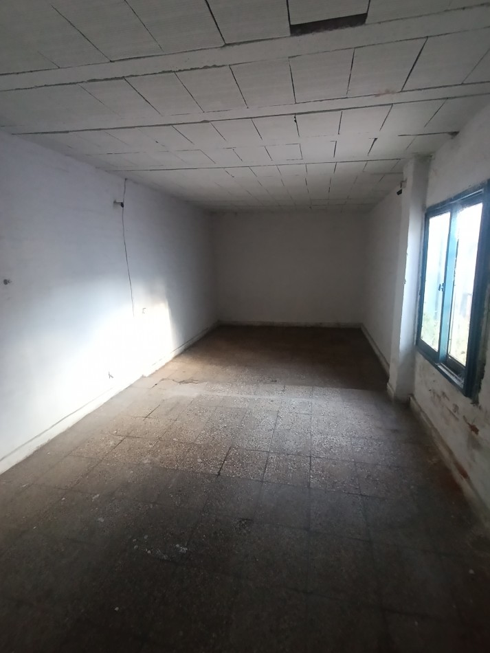 Amplia propiedad Res. Velez Sarsfield de 3d, Av principal