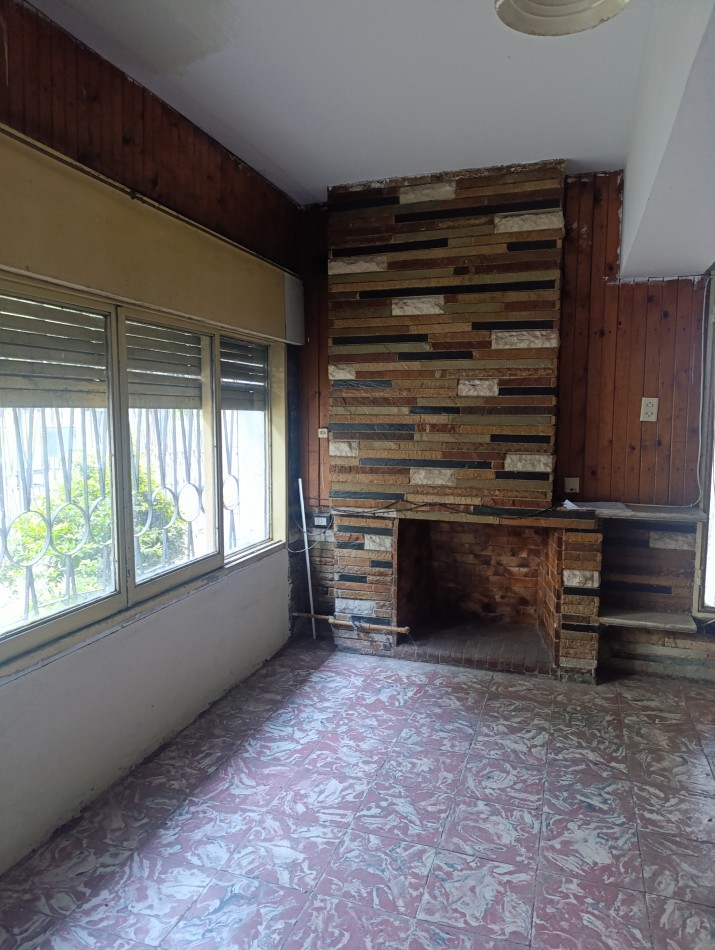 Amplia propiedad Res. Velez Sarsfield de 3d, Av principal