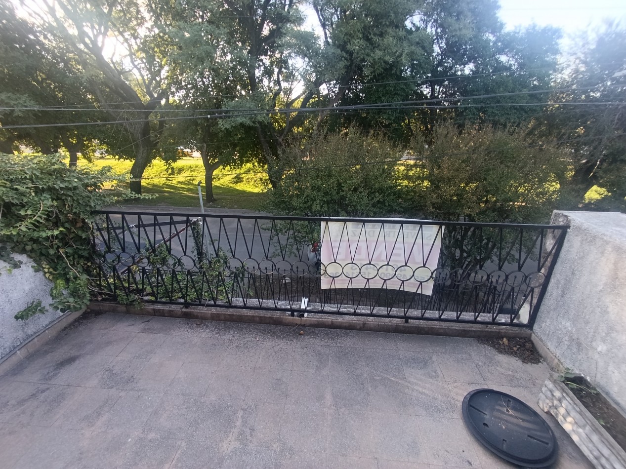 Amplia propiedad Res. Velez Sarsfield de 3d, Av principal